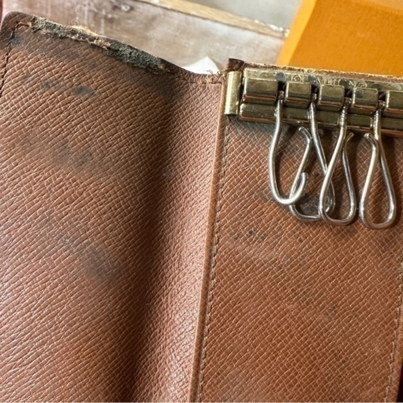 Louis Vuitton Monogram 4 ring key holder
*  *Guaranteed AUTHENTIC - Picture 11 of 12